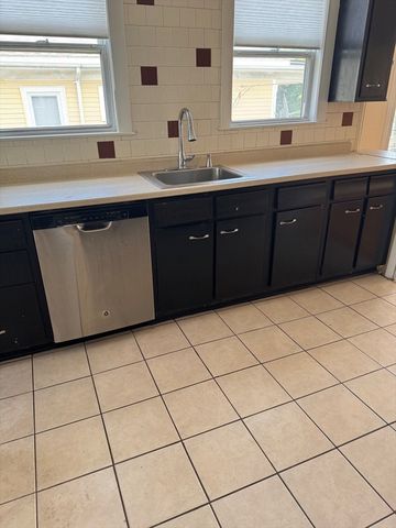 28 Early Ave 28, Medford, MA 02155