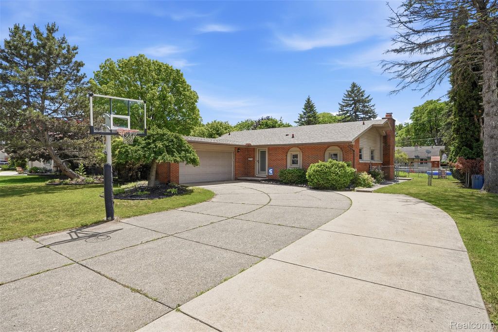 36273 Margareta Street, Livonia, MI 48152