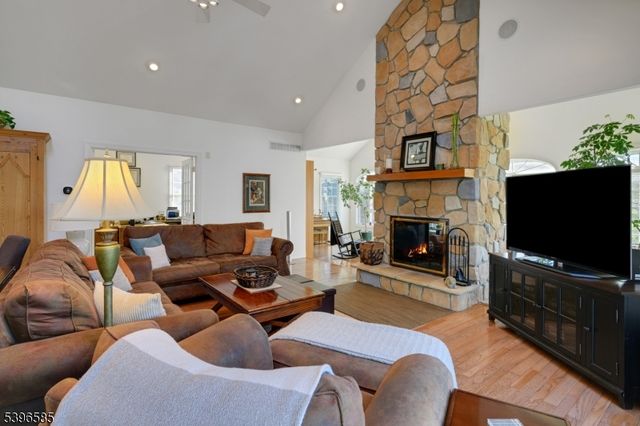 15 Skytop Dr, Denville Twp., NJ 07834