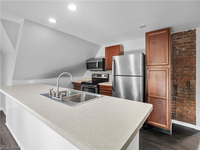 6110 W Clinton Avenue 3, Cleveland, OH 44102