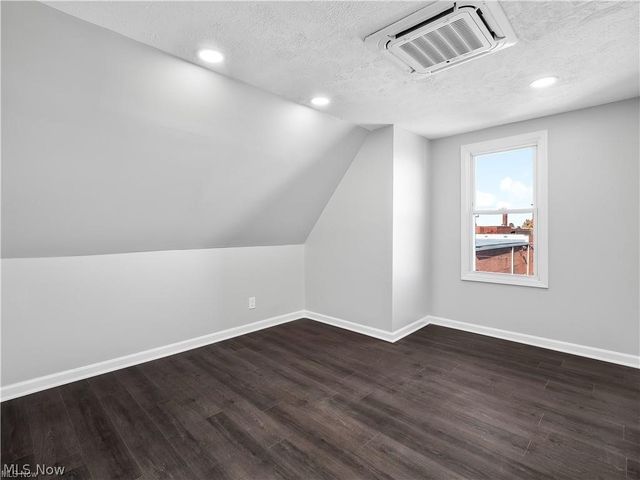 6110 W Clinton Avenue 3, Cleveland, OH 44102