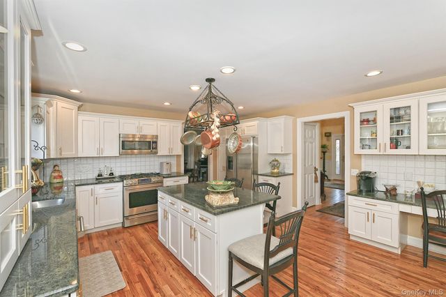 4 Rolling Wood Court, Hauppauge, NY 11788