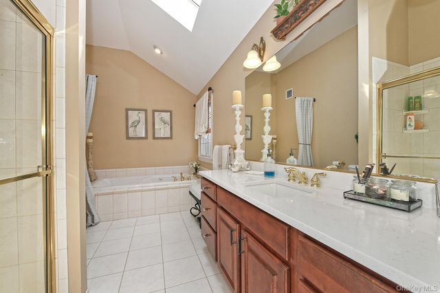 4 Rolling Wood Court, Hauppauge, NY 11788