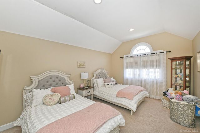 4 Rolling Wood Court, Hauppauge, NY 11788