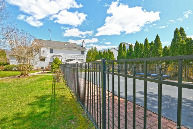 4 Rolling Wood Court, Hauppauge, NY 11788