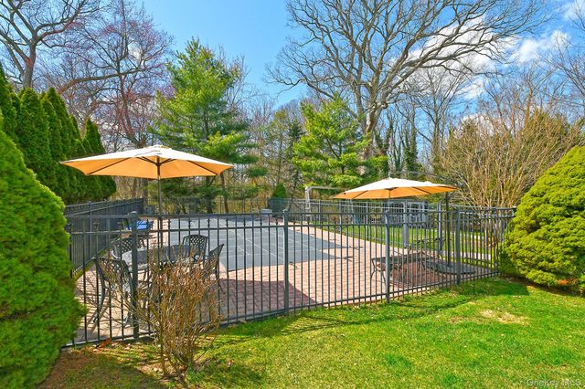 4 Rolling Wood Court, Hauppauge, NY 11788