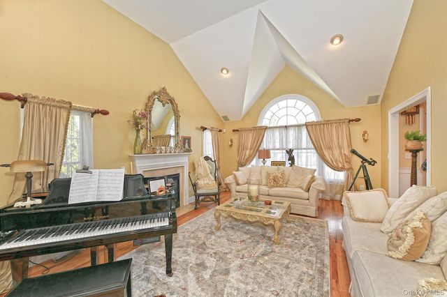 4 Rolling Wood Court, Hauppauge, NY 11788