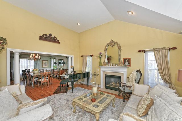 4 Rolling Wood Court, Hauppauge, NY 11788
