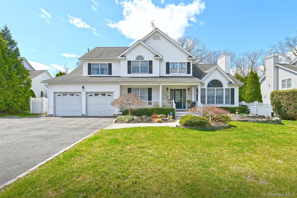 4 Rolling Wood Court, Hauppauge, NY 11788