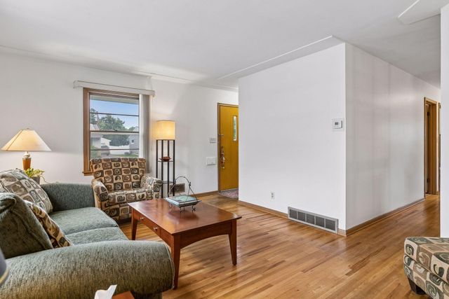 2002 Worcester Avenue, Saint Paul, MN 55116