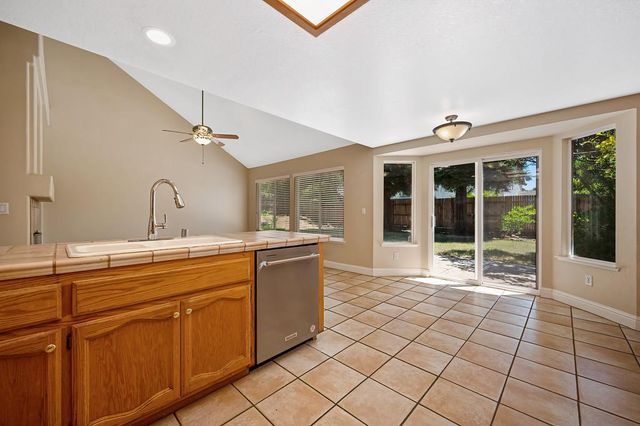 200 Luna Cir, Folsom, CA 95630