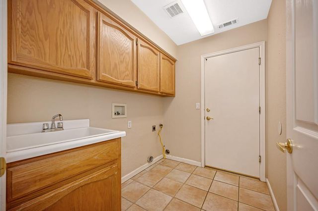 200 Luna Cir, Folsom, CA 95630