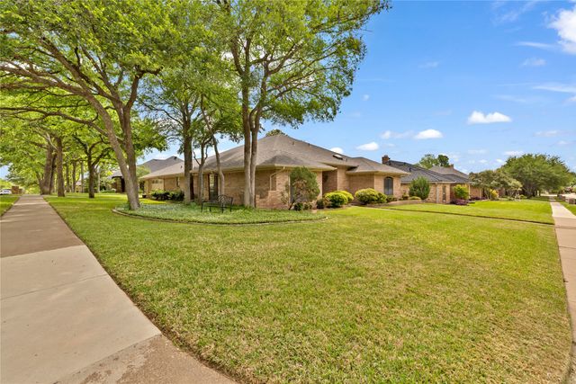 2528 Stonegate Drive N, Bedford, TX 76021