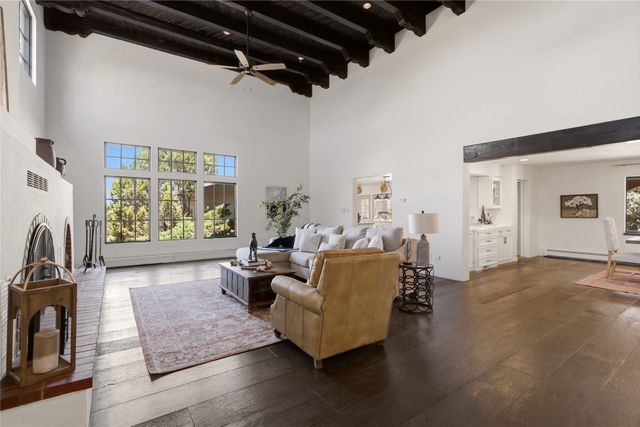 16 Toro, Santa Fe, NM 87508