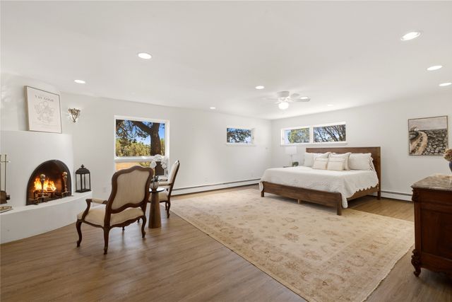16 Toro, Santa Fe, NM 87508