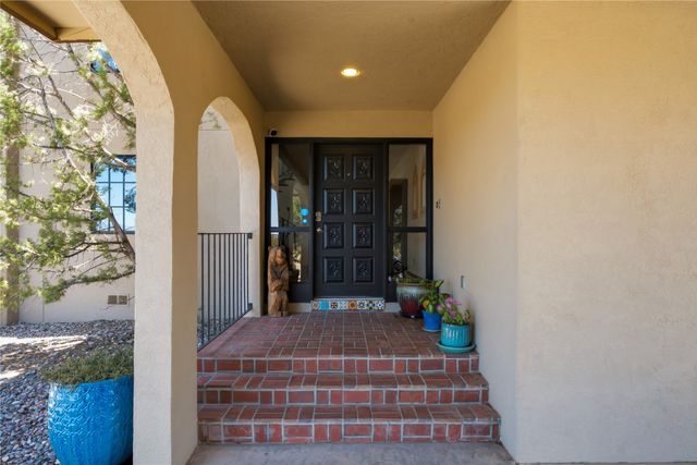 16 Toro, Santa Fe, NM 87508