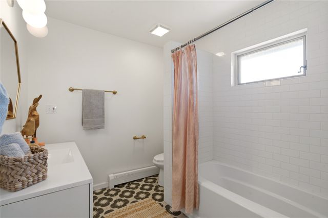 16 Toro, Santa Fe, NM 87508
