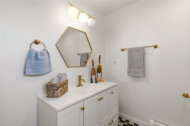 16 Toro, Santa Fe, NM 87508
