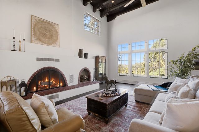 16 Toro, Santa Fe, NM 87508
