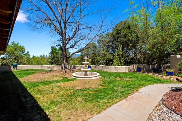 16 Toro, Santa Fe, NM 87508
