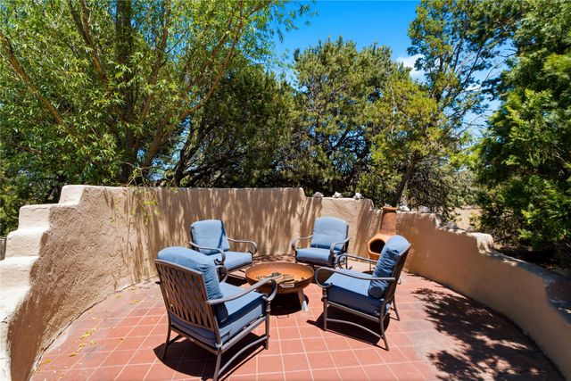 16 Toro, Santa Fe, NM 87508