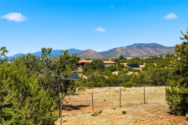 16 Toro, Santa Fe, NM 87508