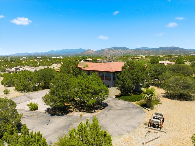 16 Toro, Santa Fe, NM 87508