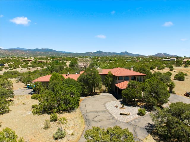 16 Toro, Santa Fe, NM 87508