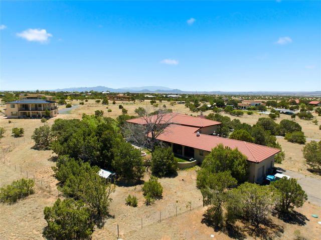 16 Toro, Santa Fe, NM 87508