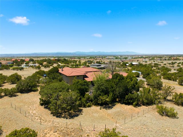 16 Toro, Santa Fe, NM 87508