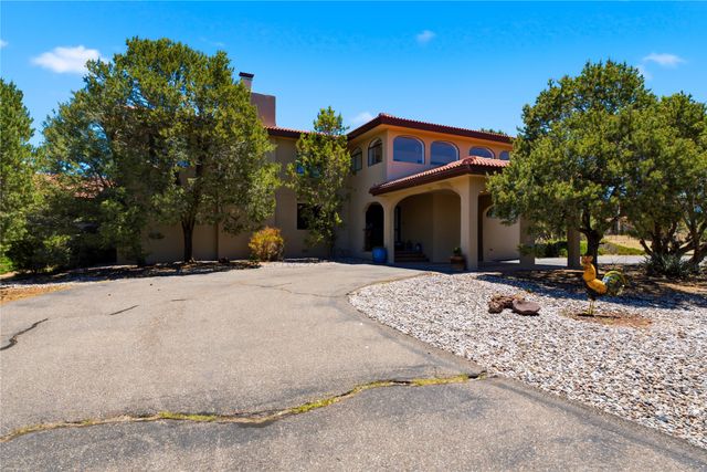 16 Toro, Santa Fe, NM 87508