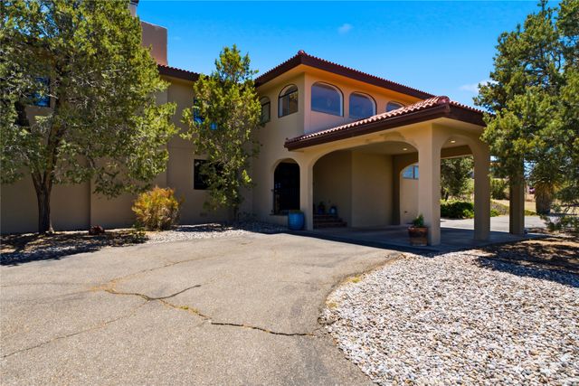 16 Toro, Santa Fe, NM 87508