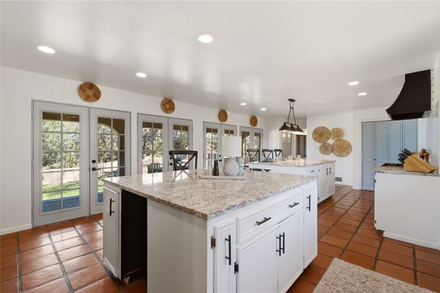 16 Toro, Santa Fe, NM 87508