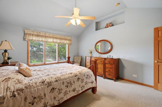 691 E Nerge Road, Roselle, IL 60172