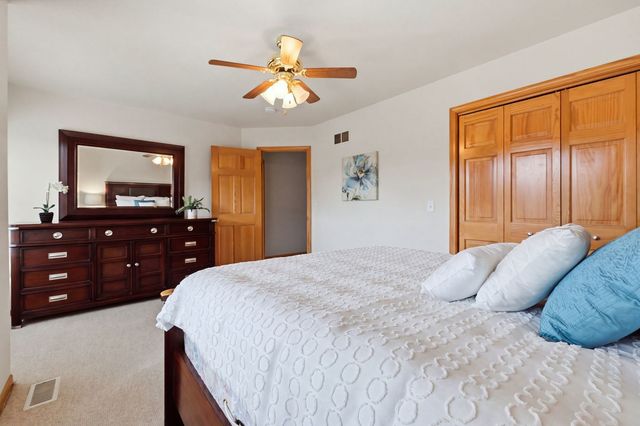 691 E Nerge Road, Roselle, IL 60172