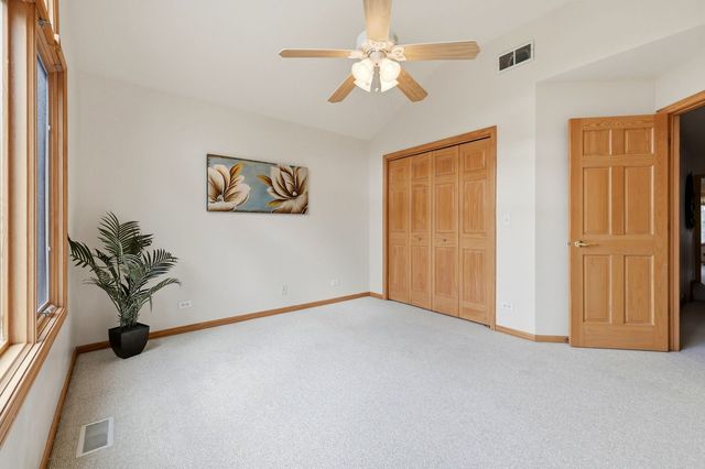 691 E Nerge Road, Roselle, IL 60172
