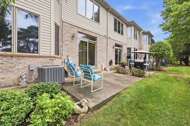 691 E Nerge Road, Roselle, IL 60172