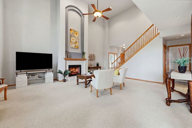 691 E Nerge Road, Roselle, IL 60172