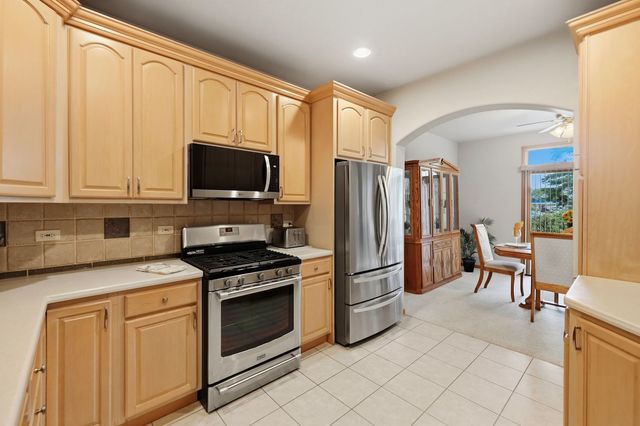 691 E Nerge Road, Roselle, IL 60172