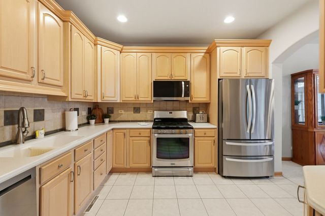 691 E Nerge Road, Roselle, IL 60172