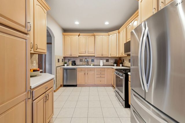 691 E Nerge Road, Roselle, IL 60172