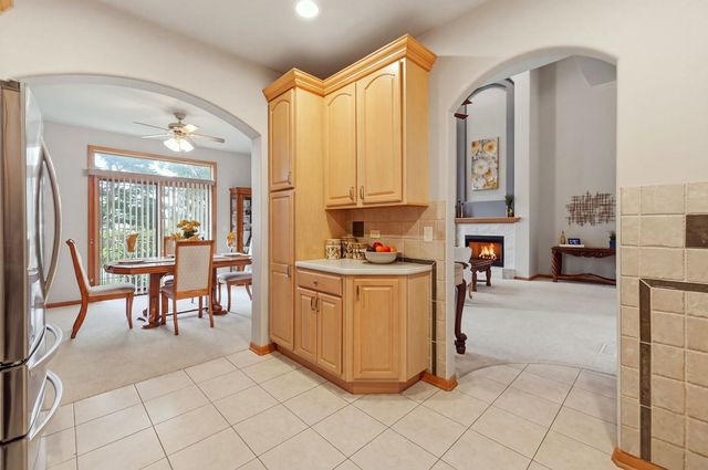 691 E Nerge Road, Roselle, IL 60172