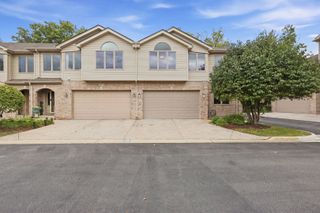 691 E Nerge Road, Roselle, IL 60172