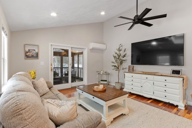 7 Brentwood Avenue, Salem, NH 03079