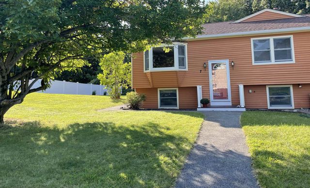 7 Brentwood Avenue, Salem, NH 03079