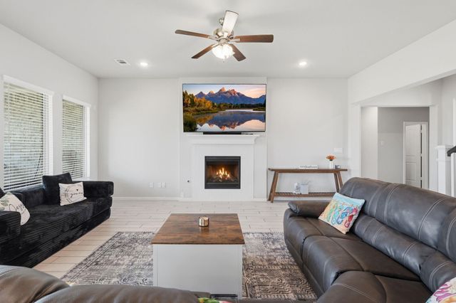 225 Peninsula Point Drive, Montgomery, TX 77356