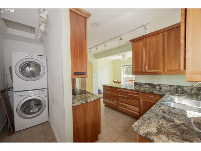 6735 Se NEHALEM St, Portland, OR 97206