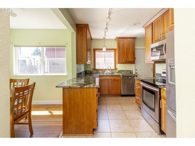6735 Se NEHALEM St, Portland, OR 97206
