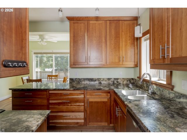 6735 Se NEHALEM St, Portland, OR 97206