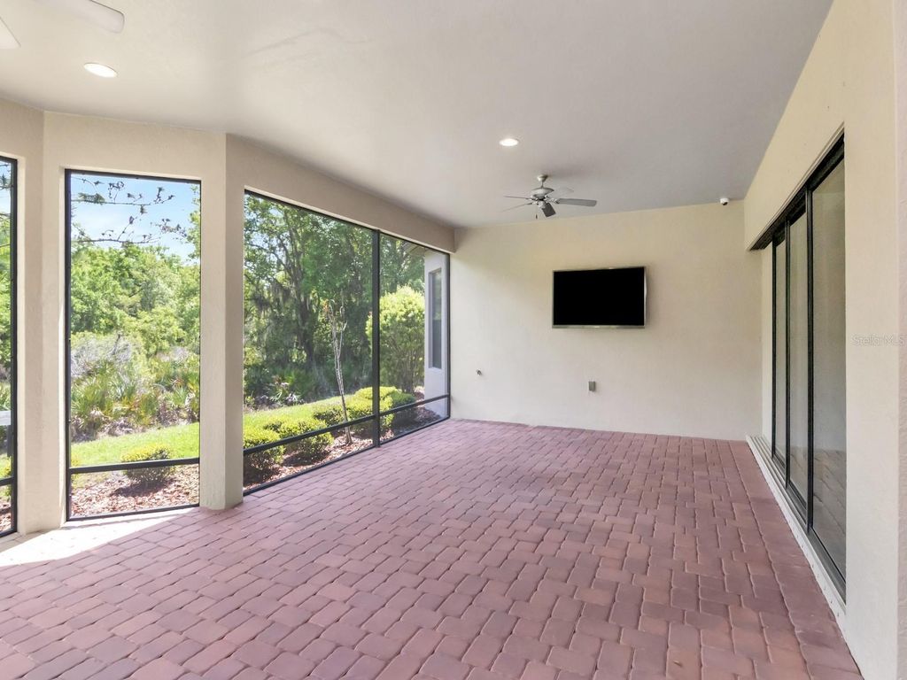 Image 34 of property listing at 20003 UMBRIA HILL DRIVE, Tampa, FL 33647
